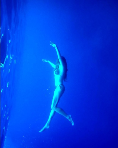 Serenay Sarıkaya su altında cesur fotoğraflarını paylaştı!